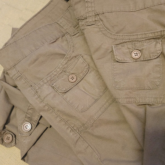 Olive Khaki Capris {Dot's}, Size 11/12 - Picture 4 of 11